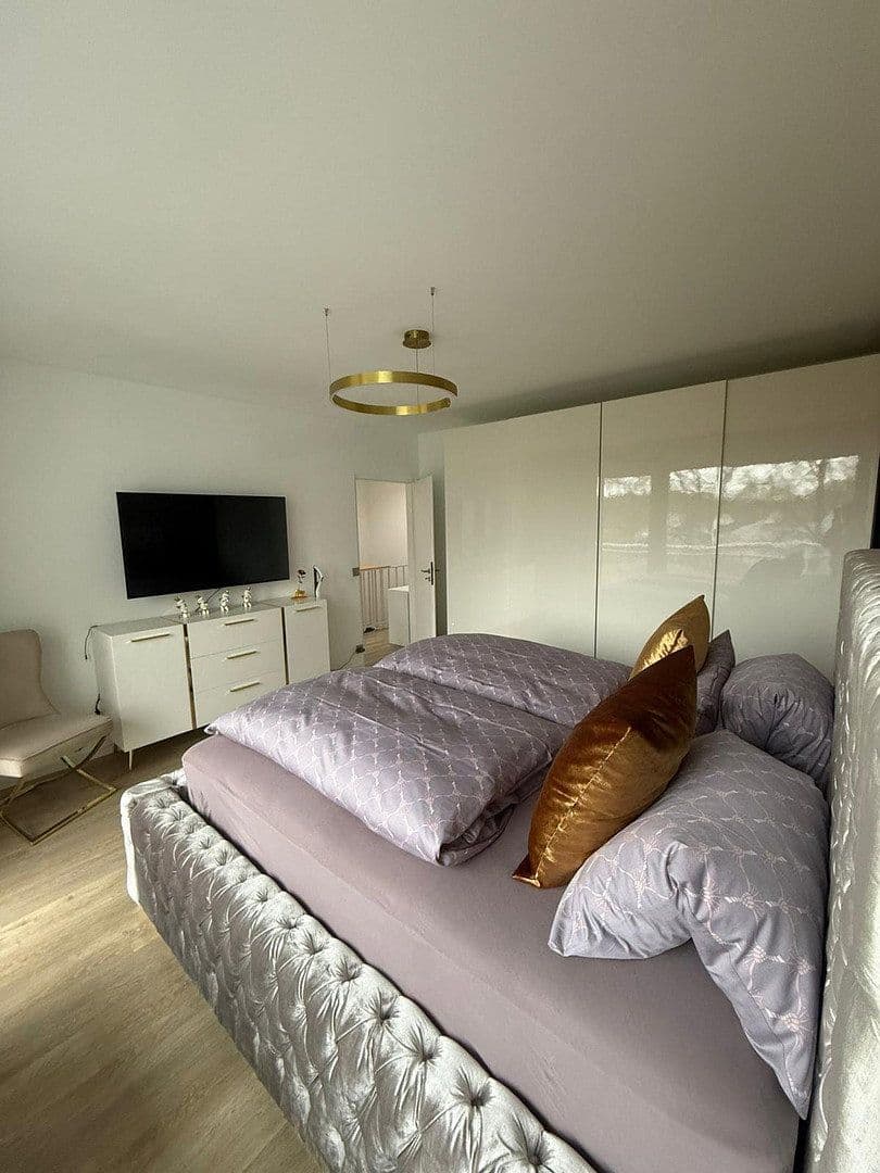 Predaj domu 170 m², pozemek 240 m², Schwalbach am Taunus, Hesensko Predaj domu 170 m², pozemek 240 m², Schwalbach am Taunus, Hesensko