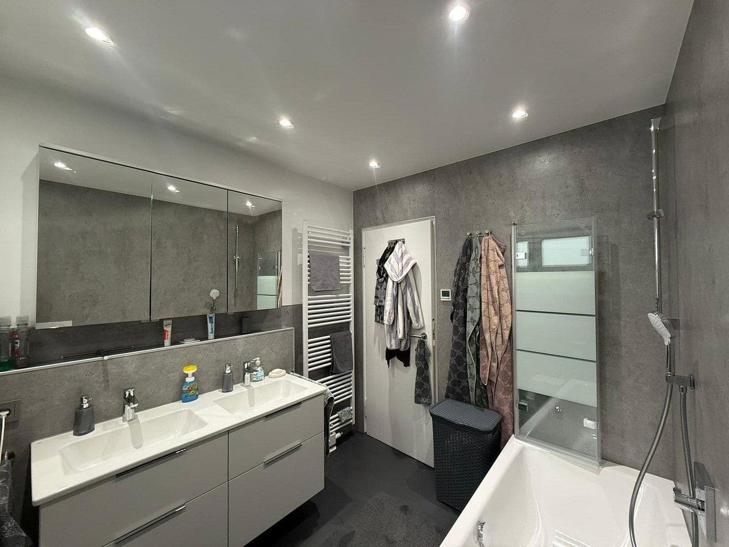 Predaj domu 170 m², pozemek 240 m², Schwalbach am Taunus, Hesensko Predaj domu 170 m², pozemek 240 m², Schwalbach am Taunus, Hesensko