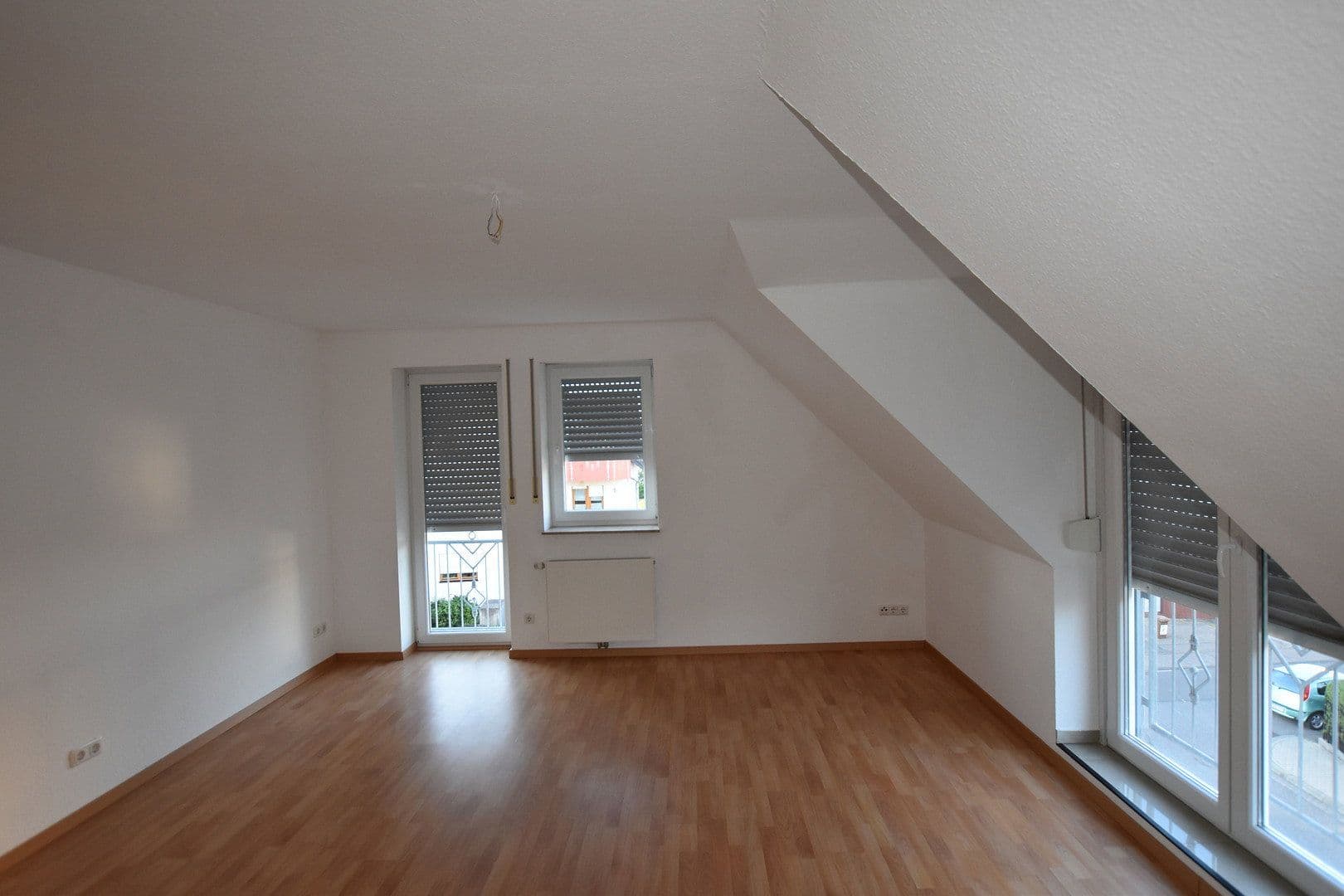 Prenájom bytu 4-izbový 120 m², Koblenz, Porýnie-Falcko Prenájom bytu 4-izbový 120 m², Koblenz, Porýnie-Falcko