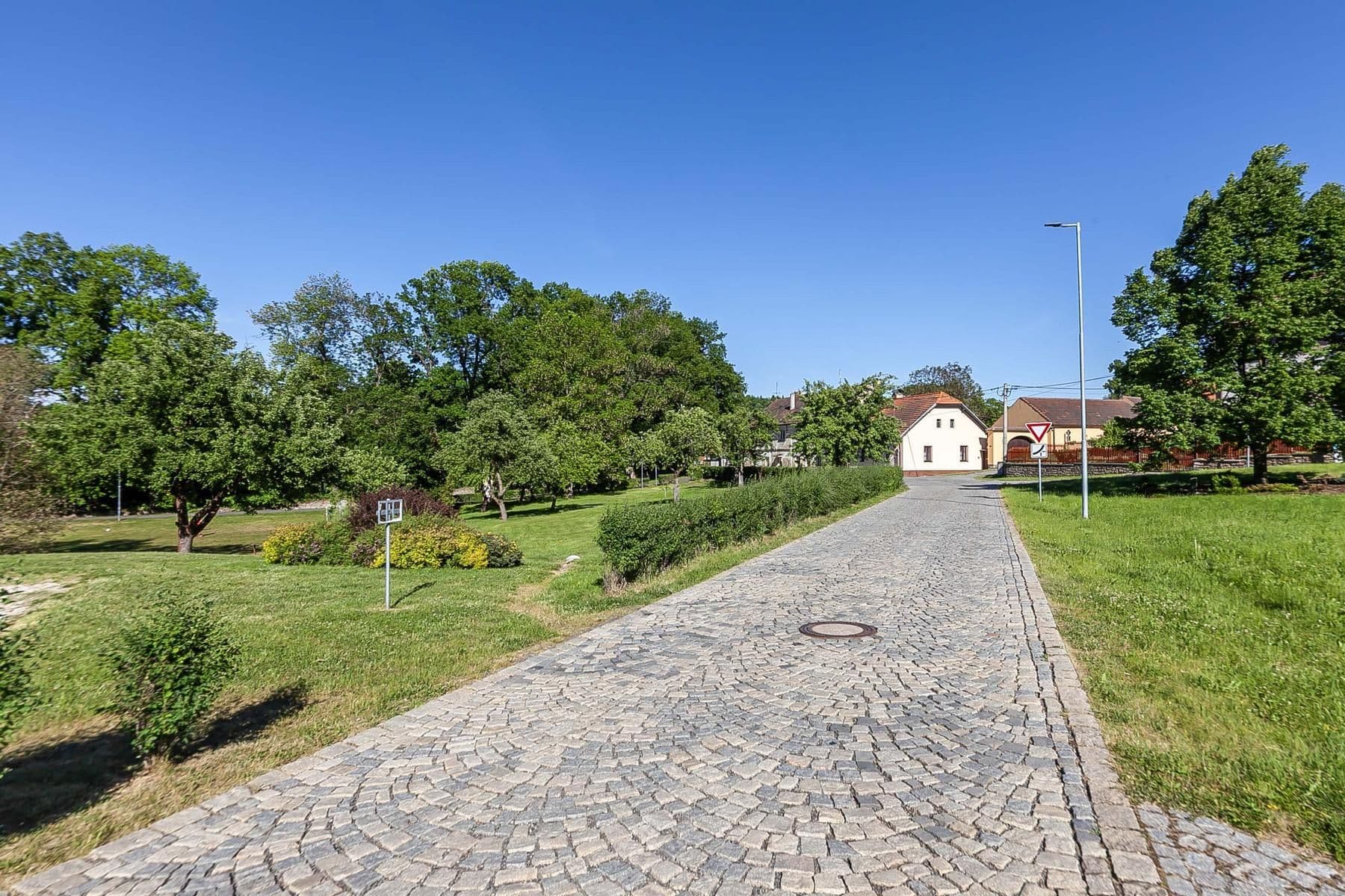 Predaj pozemku 4.612 m², Hluboš, Středočeský kraj Predaj pozemku 4.612 m², Hluboš, Středočeský kraj