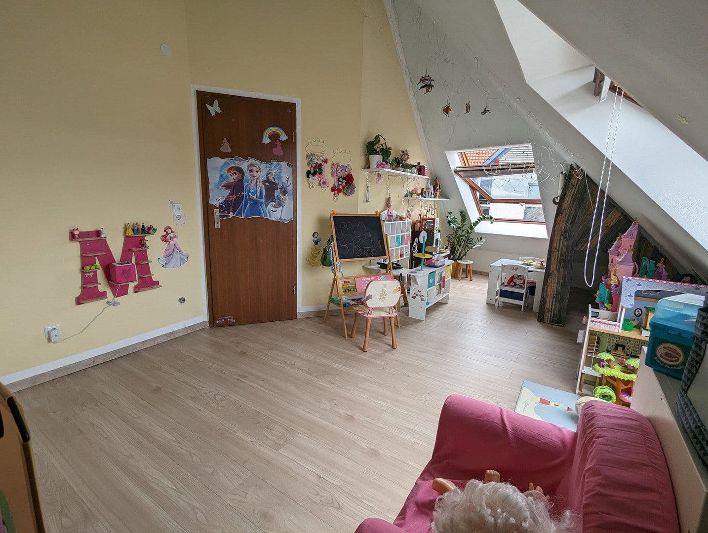 Prenájom bytu 4-izbový 145 m², Kriegstr., Pforzheim, Bádensko-Wurttembersko Prenájom bytu 4-izbový 145 m², Kriegstr., Pforzheim, Bádensko-Wurttembersko