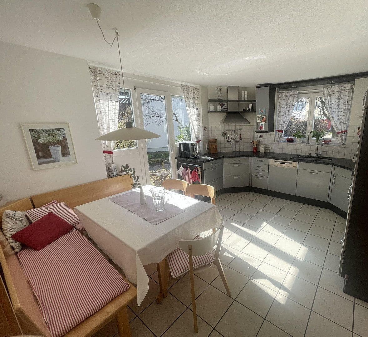 Predaj domu 224 m², pozemek 568 m², Jestetten, Bádensko-Wurttembersko Predaj domu 224 m², pozemek 568 m², Jestetten, Bádensko-Wurttembersko