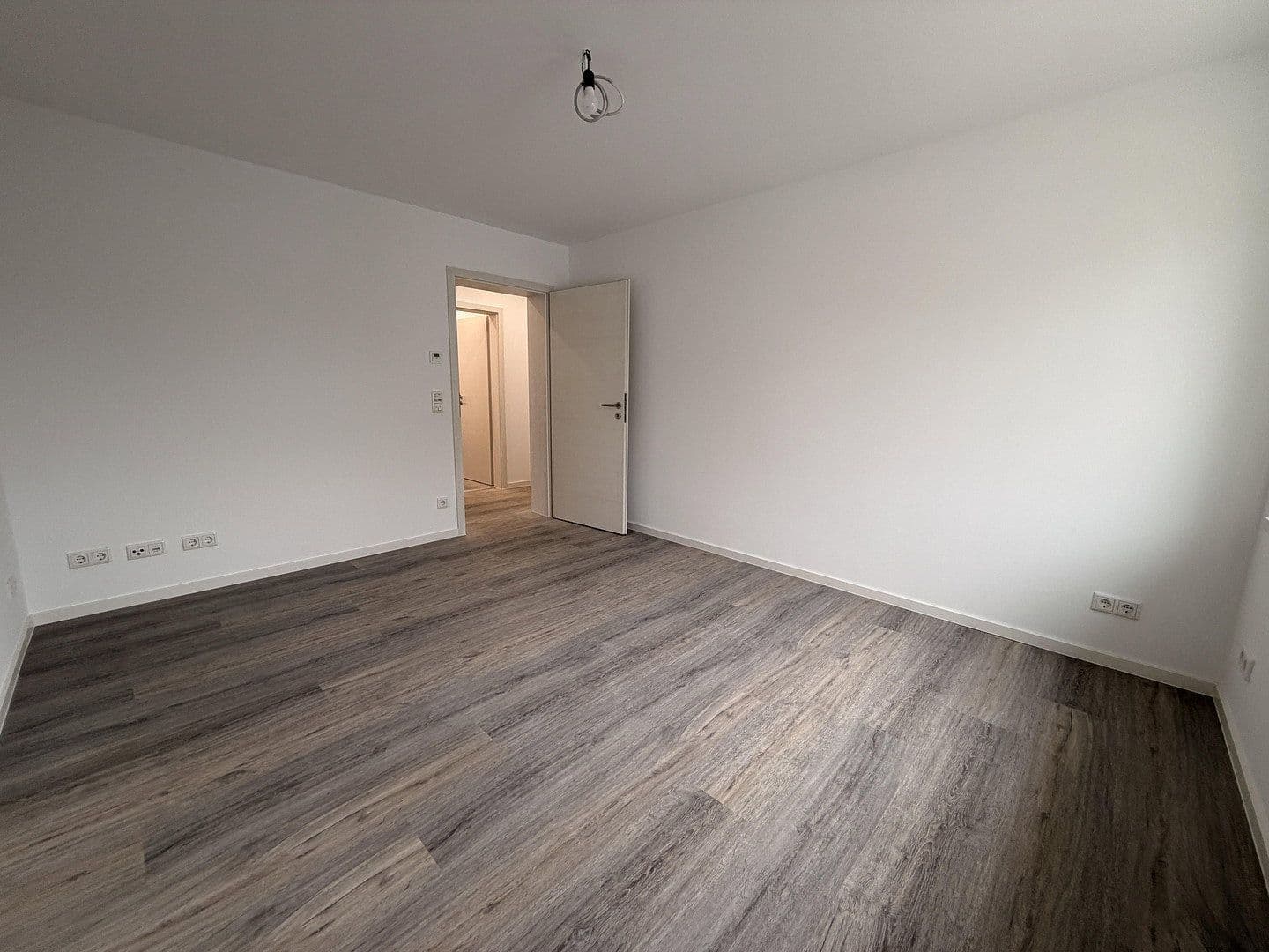 Prenájom domu 80 m², pozemek 370 m², Römerberg, Porýnie-Falcko Prenájom domu 80 m², pozemek 370 m², Römerberg, Porýnie-Falcko