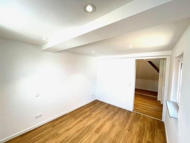 Prenájom bytu 4-izbový 120 m², Hauptstr. 142, Durmersheim, Bádensko-Wurttembersko Prenájom bytu 4-izbový 120 m², Hauptstr. 142, Durmersheim, Bádensko-Wurttembersko