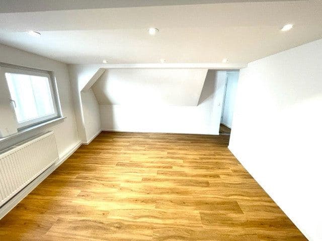 Prenájom bytu 4-izbový 120 m², Hauptstr. 142, Durmersheim, Bádensko-Wurttembersko Prenájom bytu 4-izbový 120 m², Hauptstr. 142, Durmersheim, Bádensko-Wurttembersko