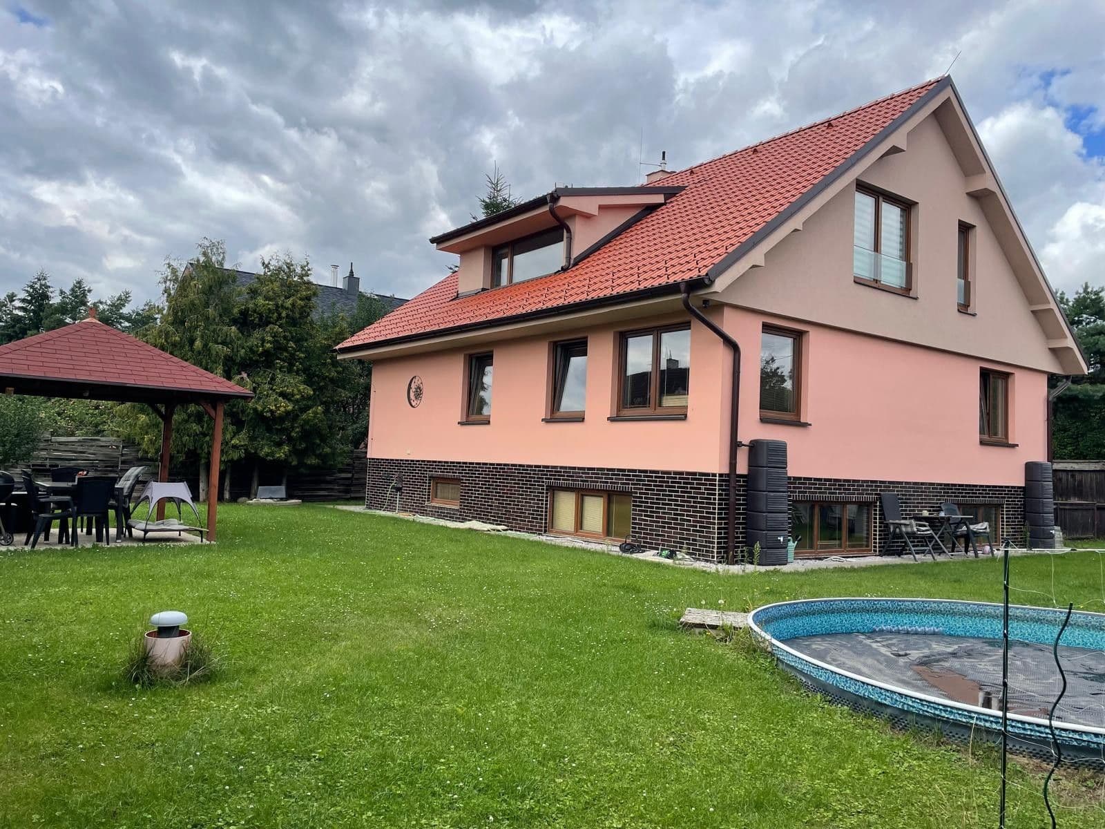 Prenájom domu 255 m², pozemek 477 m², Na Lipce, Mirošovice, Středočeský kraj Prenájom domu 255 m², pozemek 477 m², Na Lipce, Mirošovice, Středočeský kraj