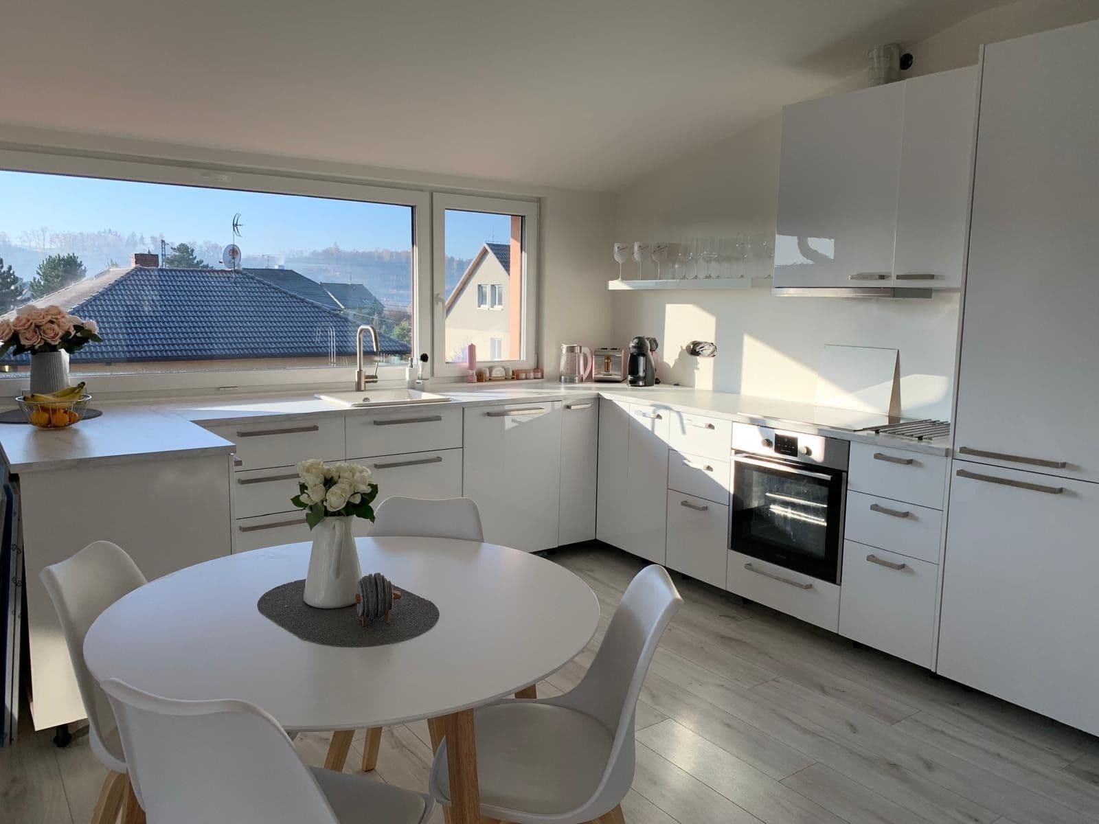 Prenájom domu 255 m², pozemek 477 m², Na Lipce, Mirošovice, Středočeský kraj Prenájom domu 255 m², pozemek 477 m², Na Lipce, Mirošovice, Středočeský kraj