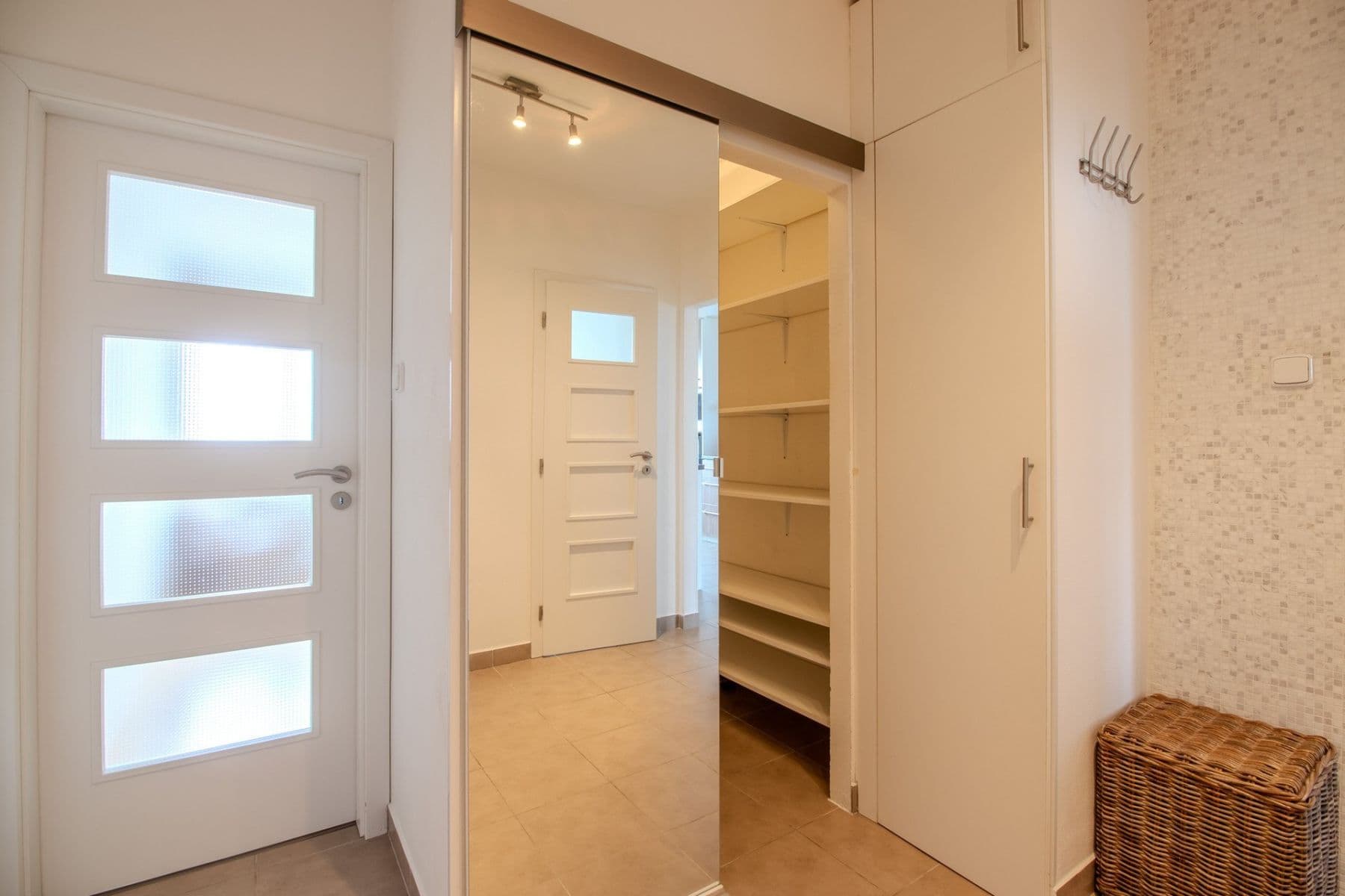 Prenájom bytu 3-izbový 73 m², Měchenická, Praha, Praha Prenájom bytu 3-izbový 73 m², Měchenická, Praha, Praha