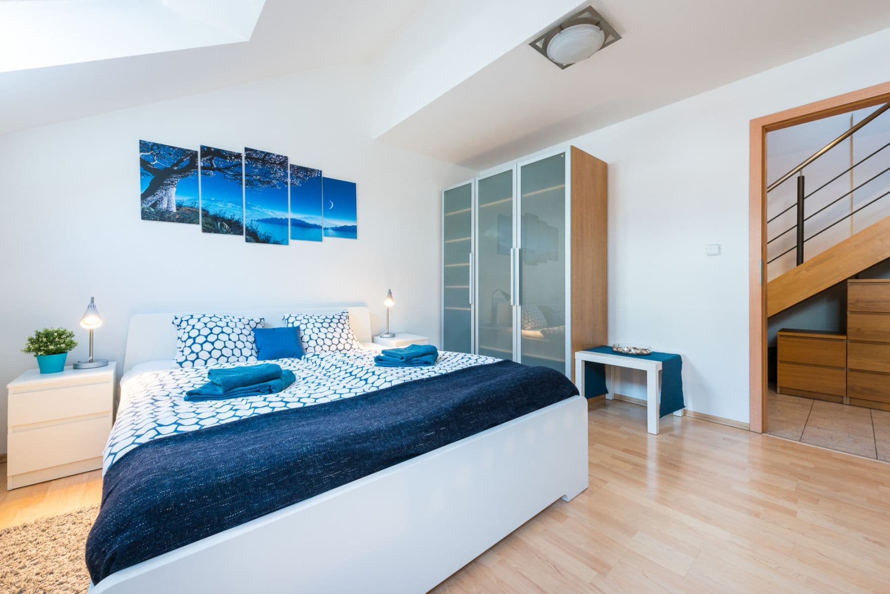 Prenájom bytu 135 m², Hálkova, Praha, Praha Prenájom bytu 135 m², Hálkova, Praha, Praha