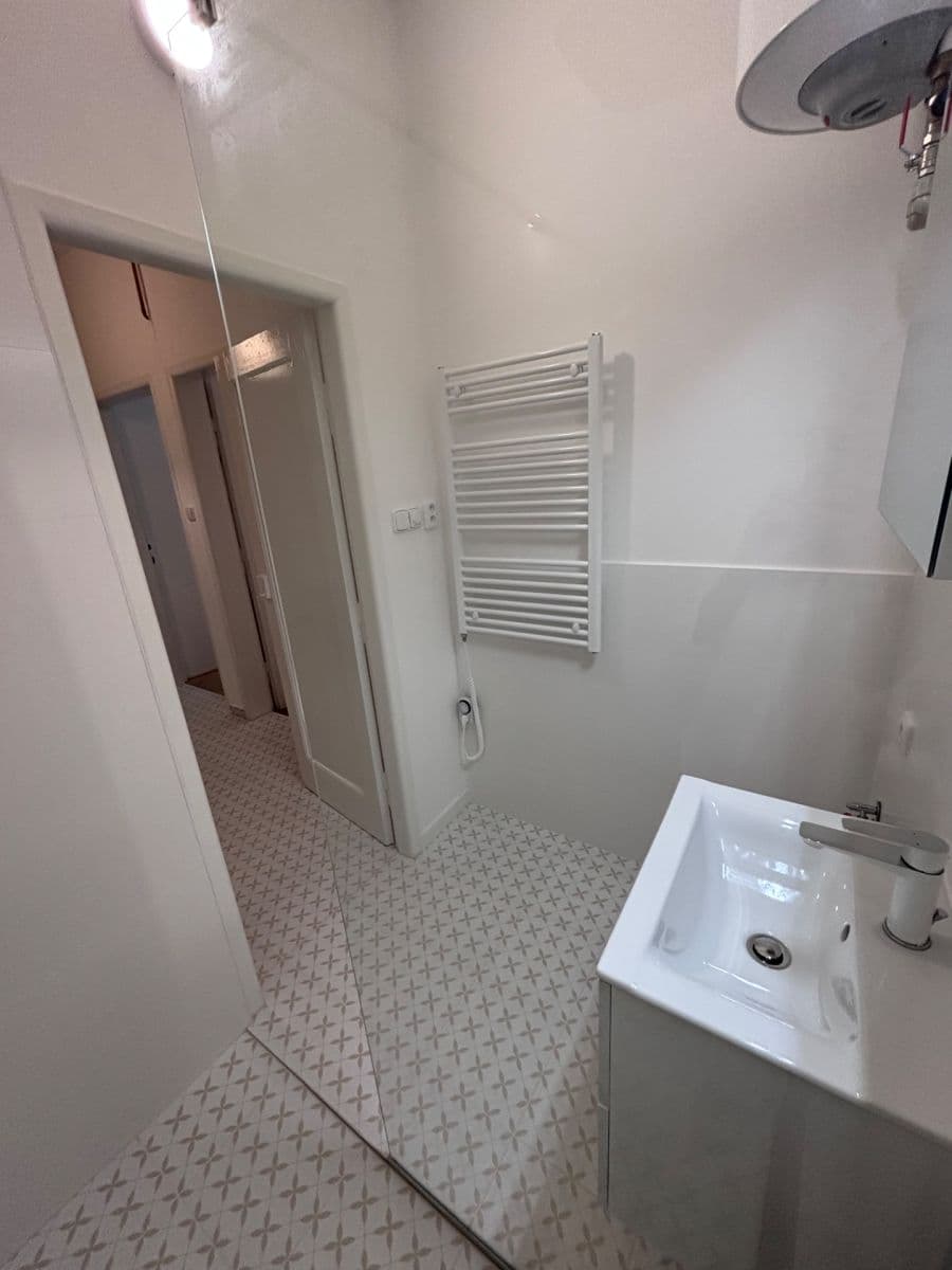 Prenájom bytu 2-izbový 41 m², Madridská, Praha, Praha Prenájom bytu 2-izbový 41 m², Madridská, Praha, Praha