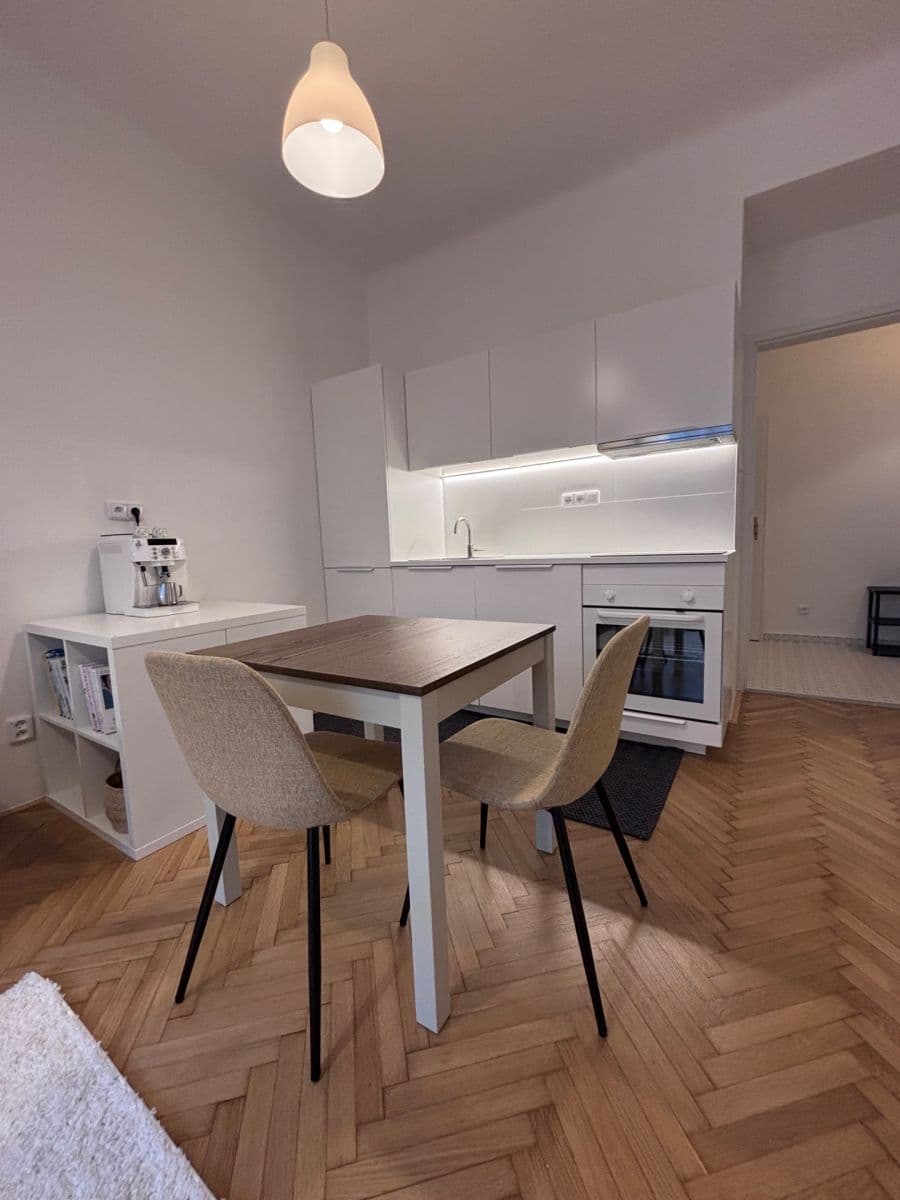 Prenájom bytu 2-izbový 41 m², Madridská, Praha, Praha Prenájom bytu 2-izbový 41 m², Madridská, Praha, Praha