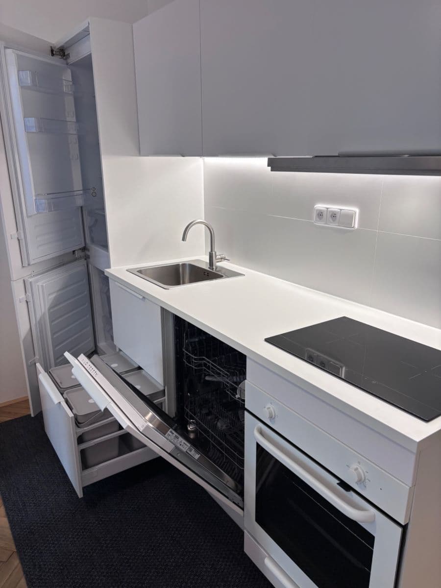 Prenájom bytu 2-izbový 41 m², Madridská, Praha, Praha Prenájom bytu 2-izbový 41 m², Madridská, Praha, Praha
