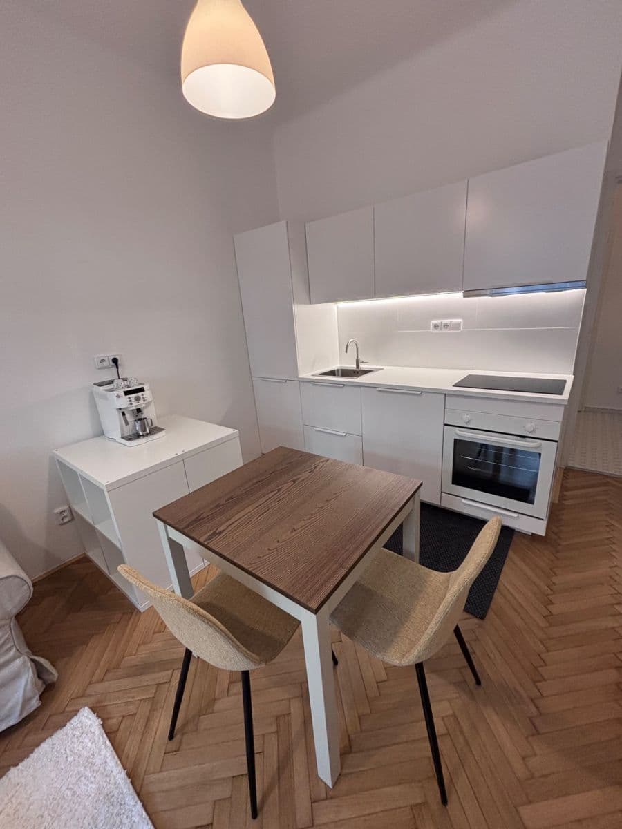 Prenájom bytu 2-izbový 41 m², Madridská, Praha, Praha Prenájom bytu 2-izbový 41 m², Madridská, Praha, Praha