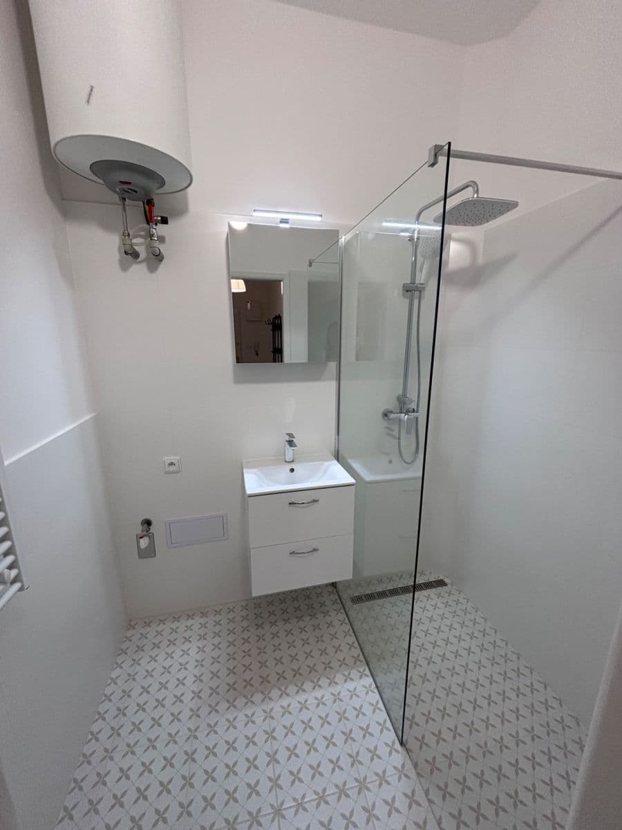 Prenájom bytu 2-izbový 41 m², Madridská, Praha, Praha Prenájom bytu 2-izbový 41 m², Madridská, Praha, Praha