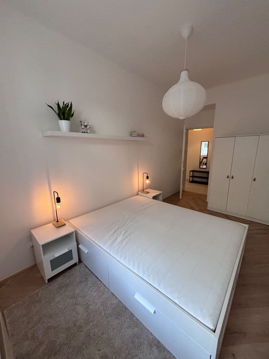 Prenájom bytu 2-izbový 41 m², Madridská, Praha, Praha Prenájom bytu 2-izbový 41 m², Madridská, Praha, Praha