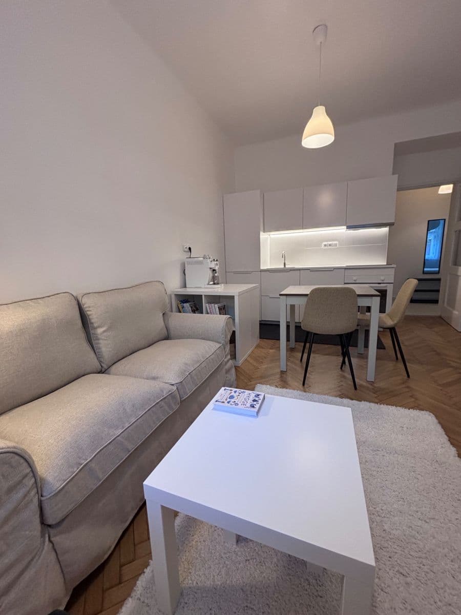 Prenájom bytu 2-izbový 41 m², Madridská, Praha, Praha Prenájom bytu 2-izbový 41 m², Madridská, Praha, Praha