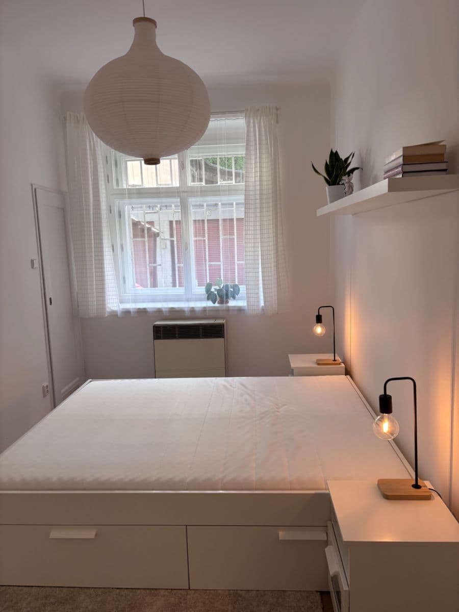 Prenájom bytu 2-izbový 41 m², Madridská, Praha, Praha Prenájom bytu 2-izbový 41 m², Madridská, Praha, Praha