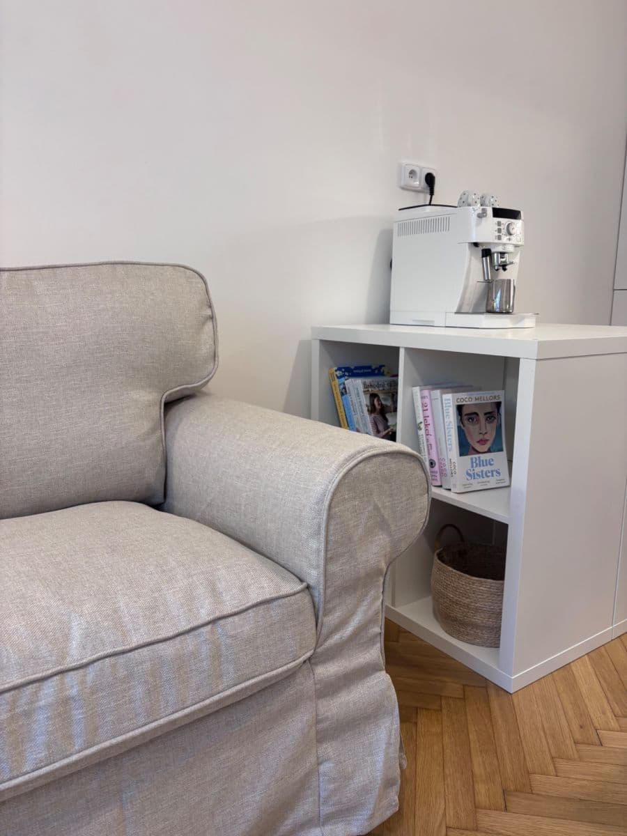 Prenájom bytu 2-izbový 41 m², Madridská, Praha, Praha Prenájom bytu 2-izbový 41 m², Madridská, Praha, Praha