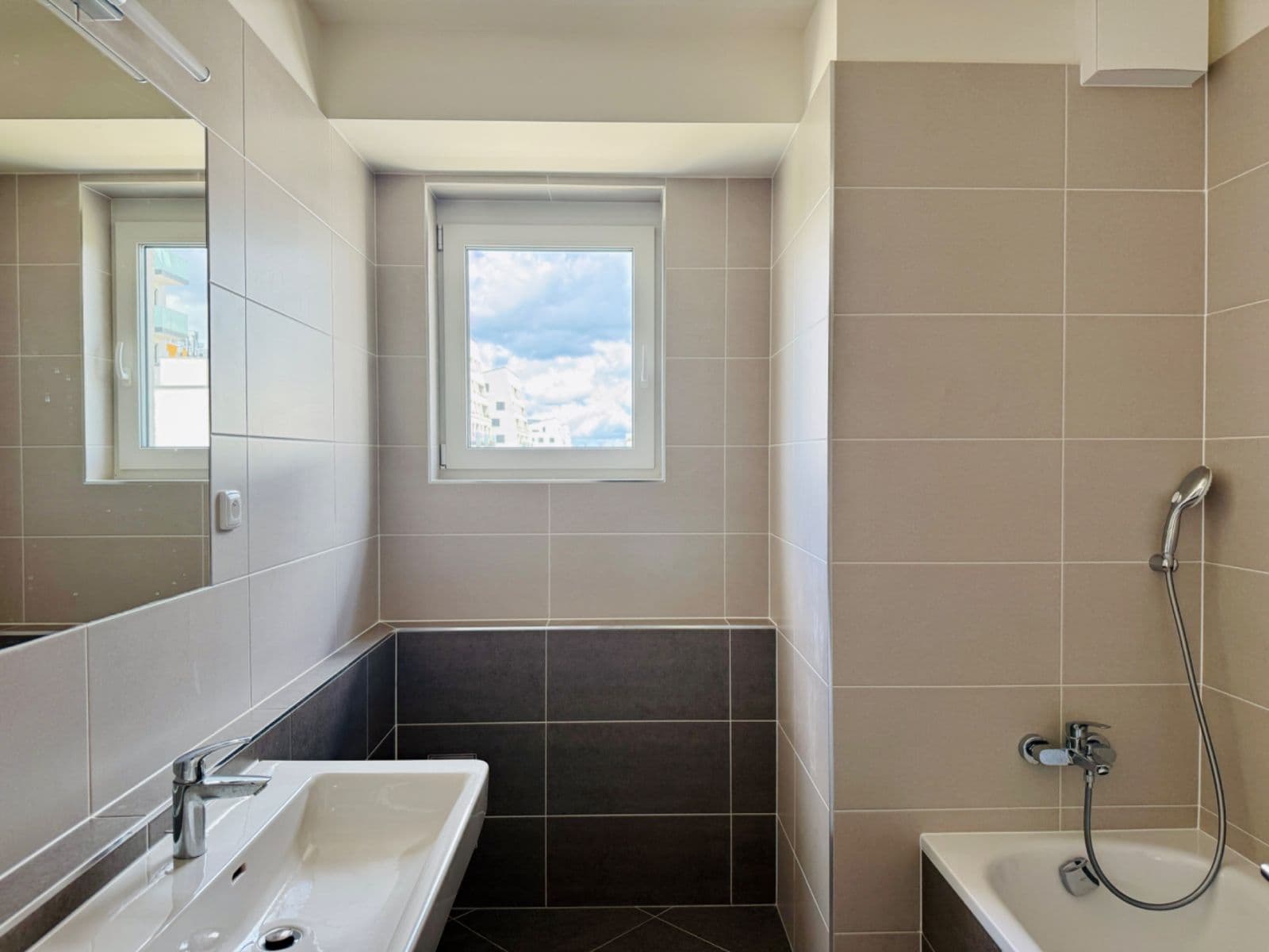 Prenájom bytu 3-izbový 90 m², Pod Harfou, Praha, Praha Prenájom bytu 3-izbový 90 m², Pod Harfou, Praha, Praha