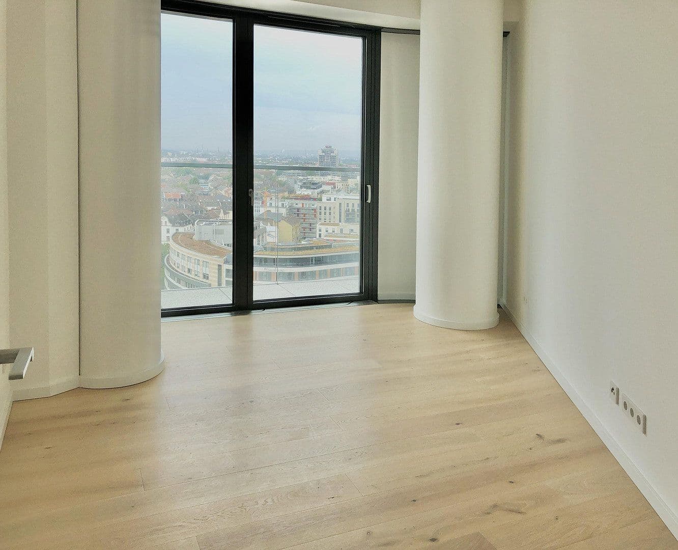 Prenájom bytu 3-izbový 82 m², Europa-Allee 2, Frankfurt am Main, Hesensko Prenájom bytu 3-izbový 82 m², Europa-Allee 2, Frankfurt am Main, Hesensko