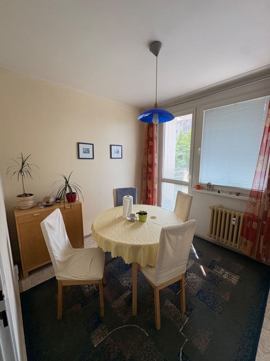 Prenájom bytu 4-izbový 97 m², Renoirova, Praha, Praha Prenájom bytu 4-izbový 97 m², Renoirova, Praha, Praha