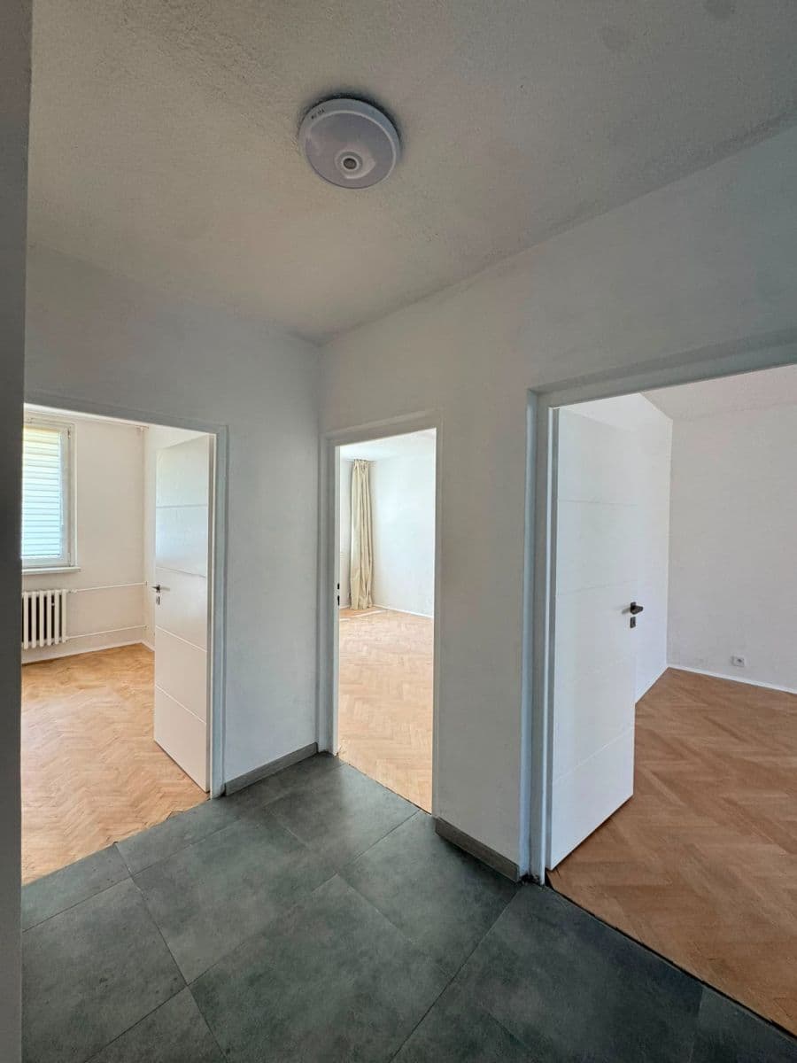 Prenájom bytu 3-izbový 70 m², Družstevní, Třebíč, Kraj Vysočina Prenájom bytu 3-izbový 70 m², Družstevní, Třebíč, Kraj Vysočina