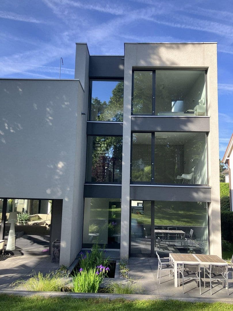 Predaj domu 680 m², pozemok 905 m², Brüder-Grimm-Straße 5, Oberursel (Taunus), Hesensko Predaj domu 680 m², pozemok 905 m², Brüder-Grimm-Straße 5, Oberursel (Taunus), Hesensko