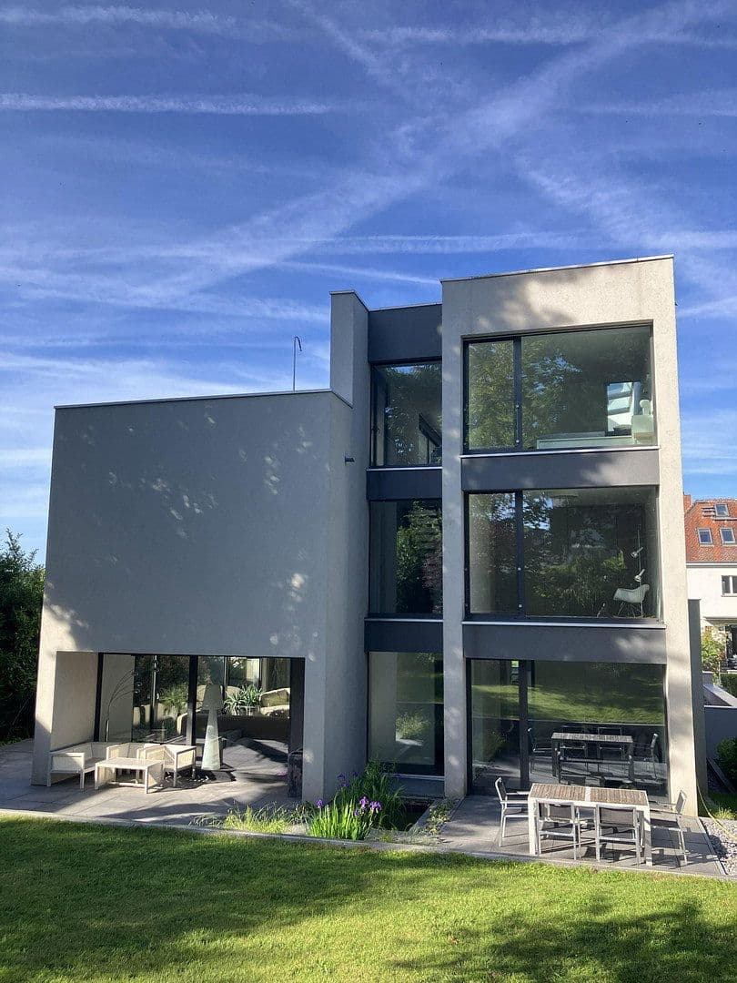 Predaj domu 680 m², pozemok 905 m², Brüder-Grimm-Straße 5, Oberursel (Taunus), Hesensko Predaj domu 680 m², pozemok 905 m², Brüder-Grimm-Straße 5, Oberursel (Taunus), Hesensko