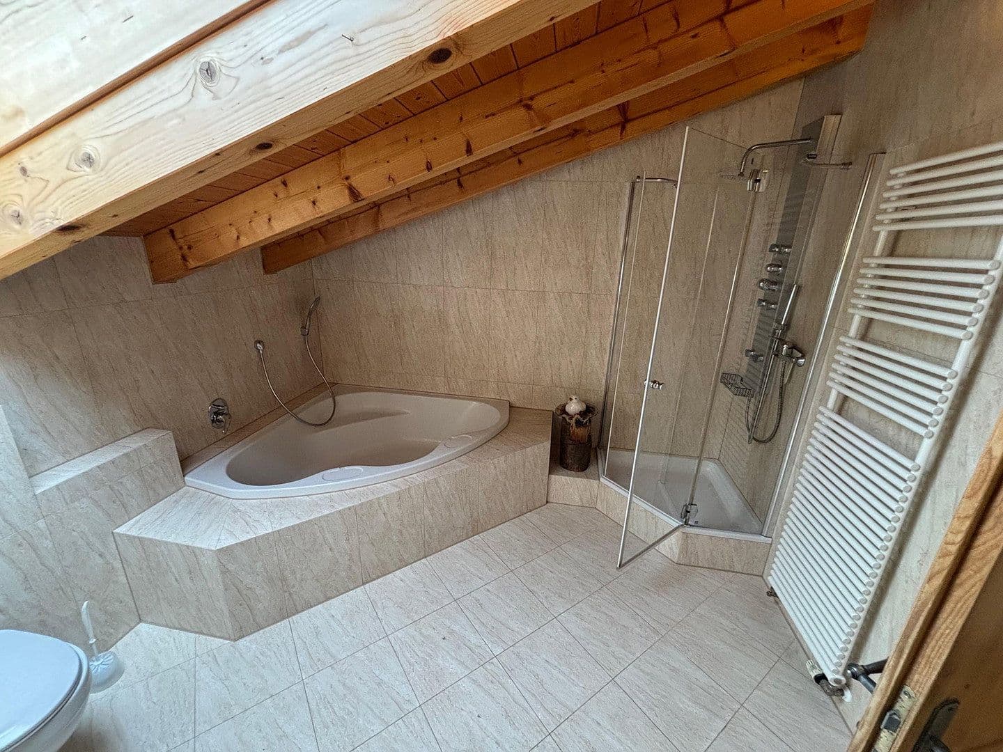 Predaj domu 218 m², pozemek 496 m², Adalbert-Stifter-Ring 9, Schäftlarn, Bavorsko Predaj domu 218 m², pozemek 496 m², Adalbert-Stifter-Ring 9, Schäftlarn, Bavorsko