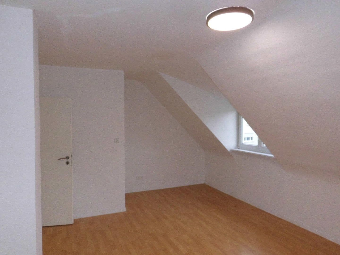 Prenájom bytu 2-izbový 45 m², Stuttgart, Bádensko-Wurttembersko Prenájom bytu 2-izbový 45 m², Stuttgart, Bádensko-Wurttembersko