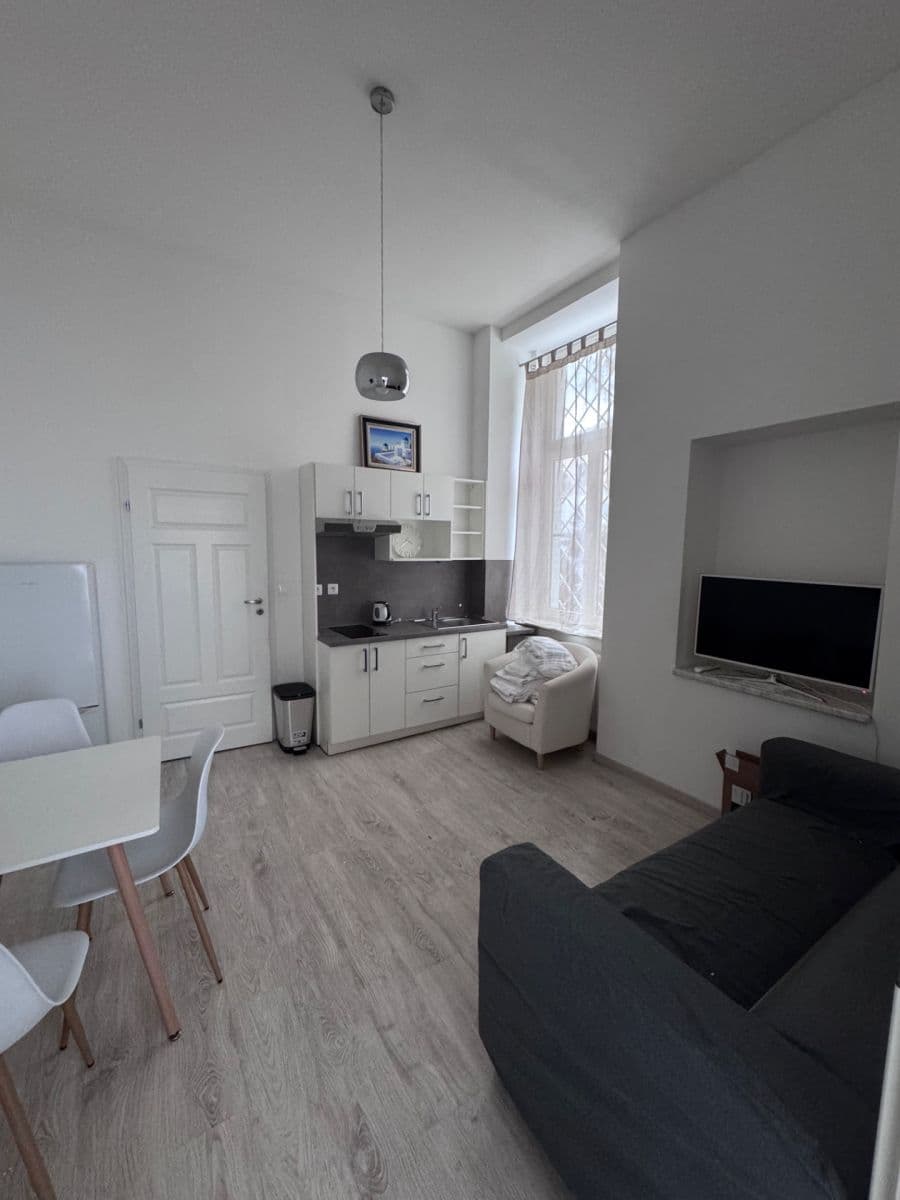 Prenájom bytu 2-izbový 33 m², Vrchlického, Teplice, Ústecký kraj Prenájom bytu 2-izbový 33 m², Vrchlického, Teplice, Ústecký kraj