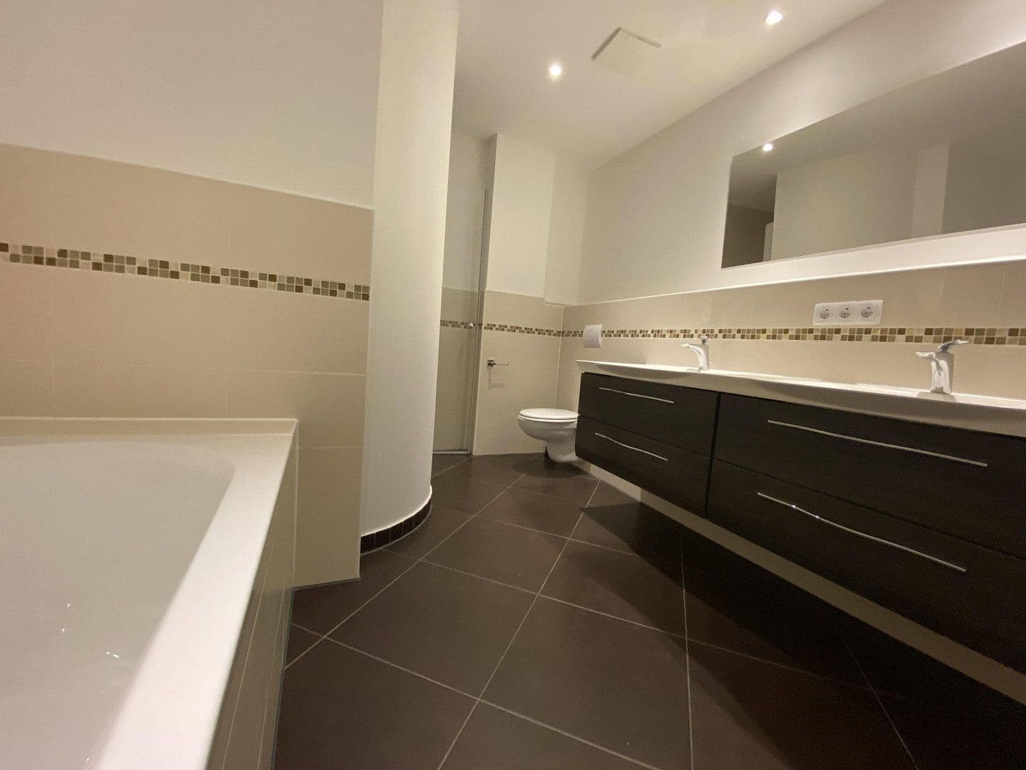 Prenájom bytu 4-izbový 133 m², Gerauer Straße 50c, Frankfurt am Main, Hesensko Prenájom bytu 4-izbový 133 m², Gerauer Straße 50c, Frankfurt am Main, Hesensko
