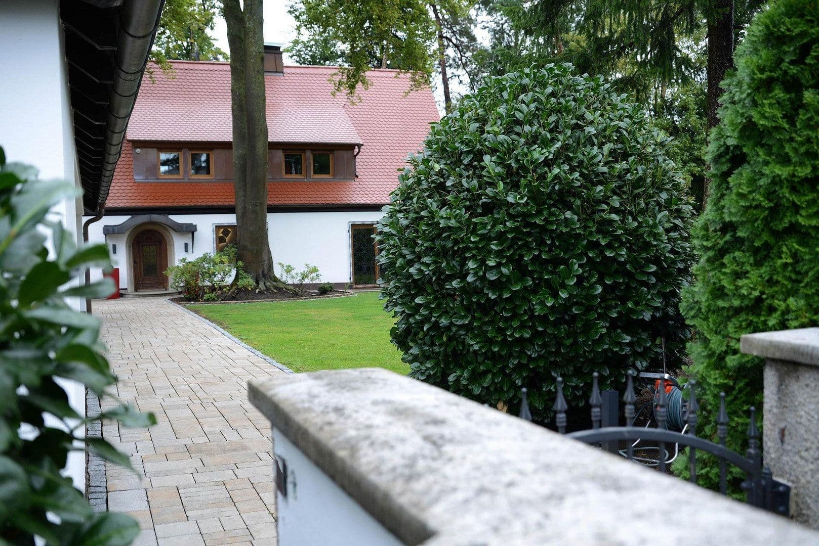 Predaj domu 340 m², pozemek 2.400 m², Hirschenau 7, Rückersdorf, Bavorsko Predaj domu 340 m², pozemek 2.400 m², Hirschenau 7, Rückersdorf, Bavorsko