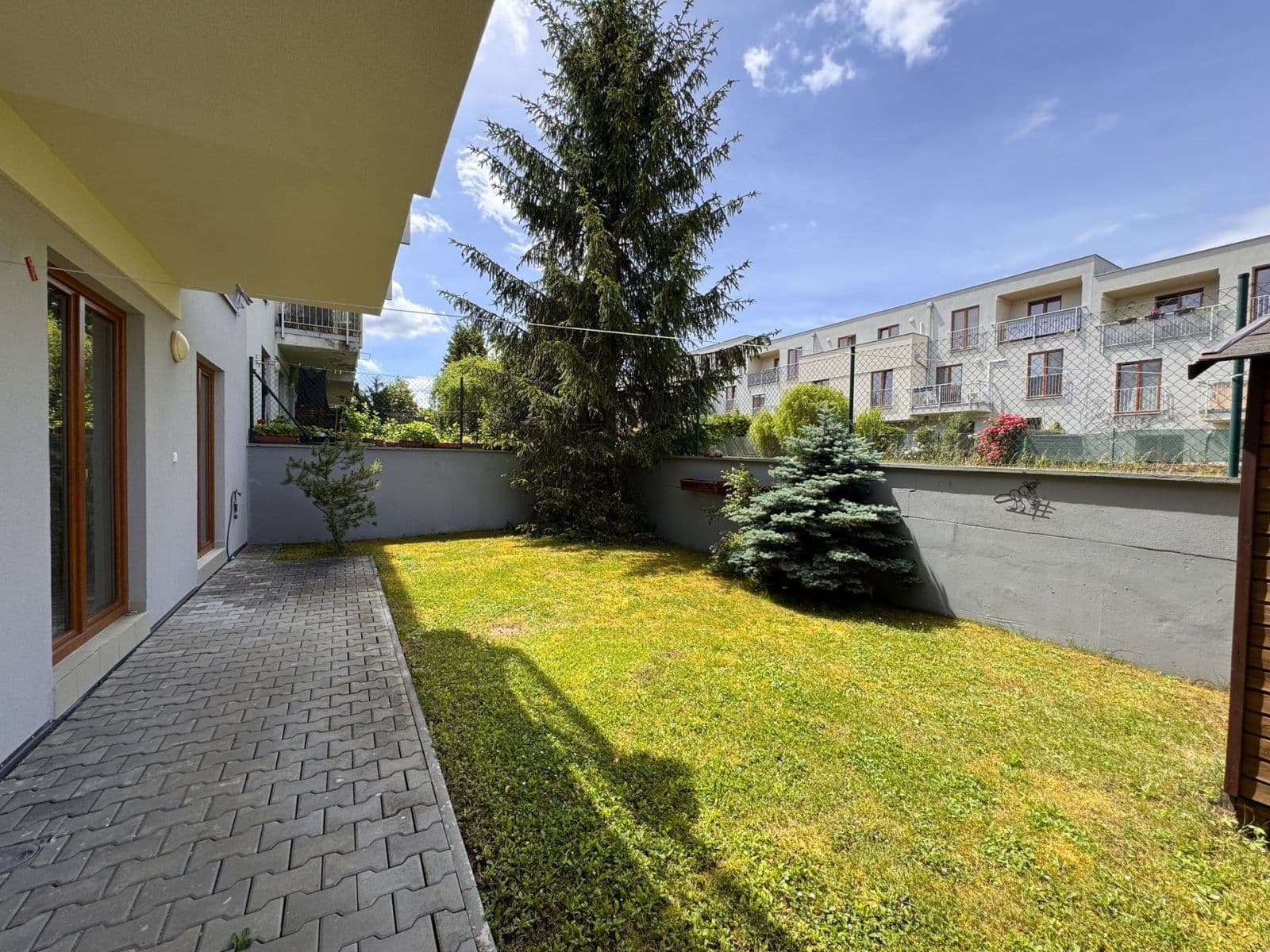 Prenájom bytu 3-izbový 84 m², Lomená, Zbuzany, Středočeský kraj Prenájom bytu 3-izbový 84 m², Lomená, Zbuzany, Středočeský kraj