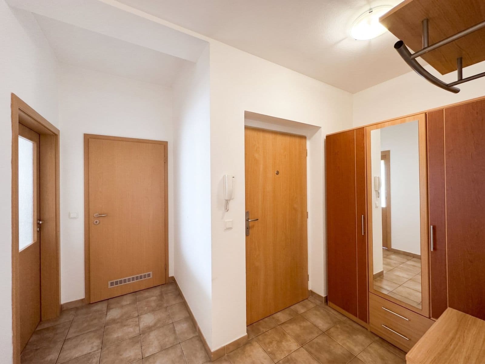 Prenájom bytu 3-izbový 84 m², Lomená, Zbuzany, Středočeský kraj Prenájom bytu 3-izbový 84 m², Lomená, Zbuzany, Středočeský kraj