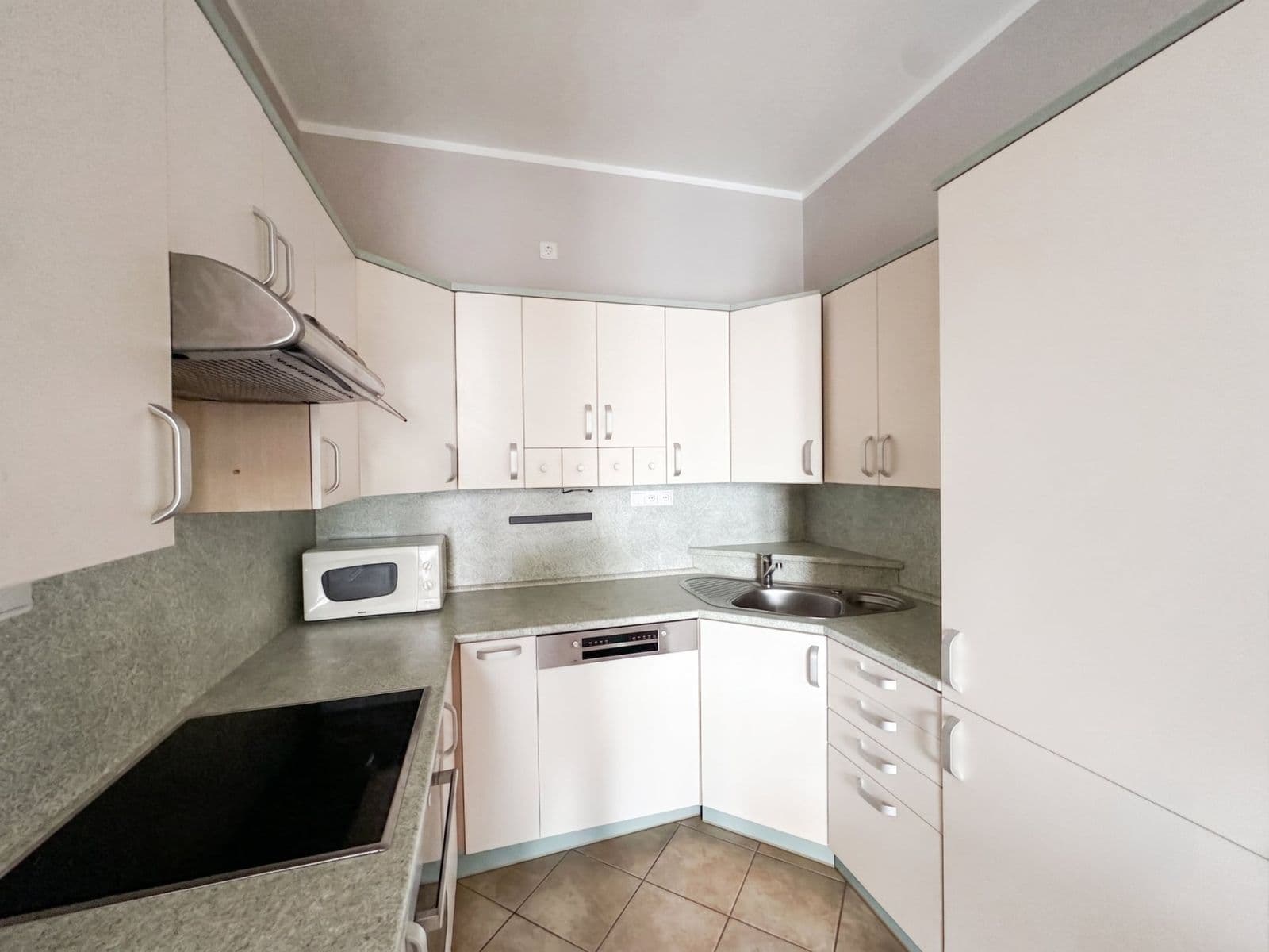 Prenájom bytu 3-izbový 84 m², Lomená, Zbuzany, Středočeský kraj Prenájom bytu 3-izbový 84 m², Lomená, Zbuzany, Středočeský kraj