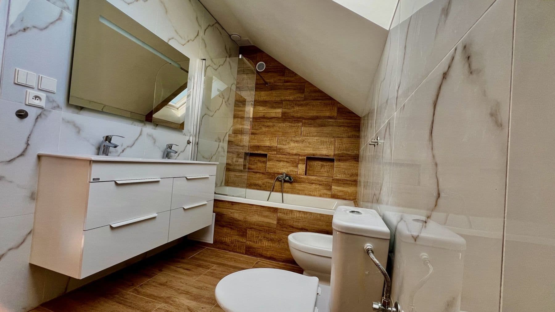 Prenájom bytu 4-izbový 125 m², Kounice, Středočeský kraj Prenájom bytu 4-izbový 125 m², Kounice, Středočeský kraj