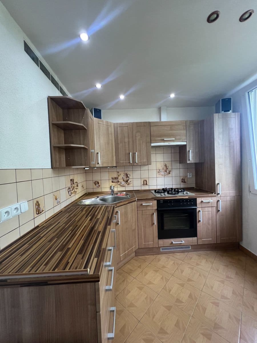 Prenájom bytu 2-izbový 64 m², Gagarinova, Karlovy Vary, Karlovarský kraj Prenájom bytu 2-izbový 64 m², Gagarinova, Karlovy Vary, Karlovarský kraj