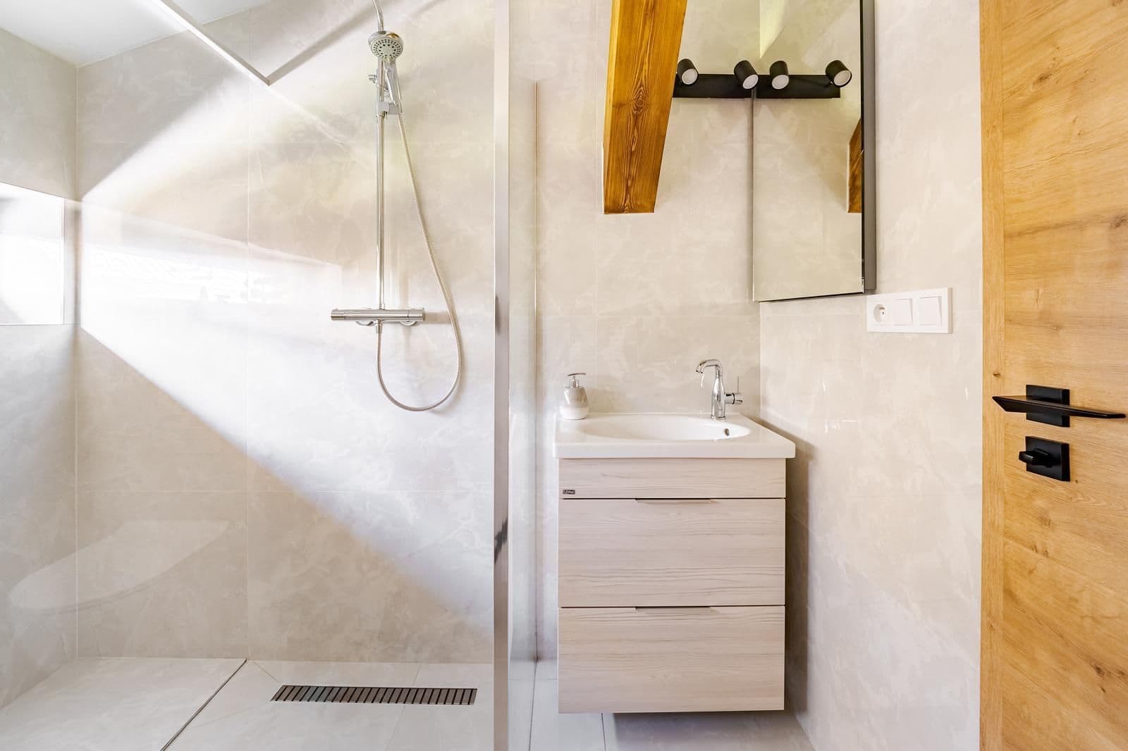 Predaj domu 154 m², pozemek 1.300 m², Horní Planá, Jihočeský kraj Predaj domu 154 m², pozemek 1.300 m², Horní Planá, Jihočeský kraj