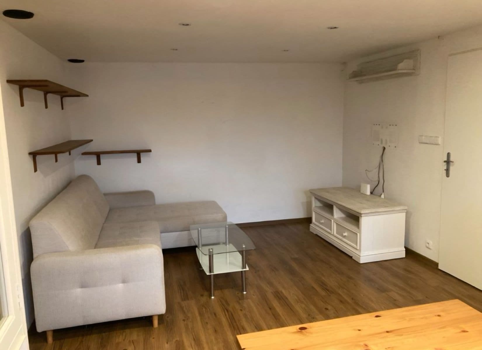Prenájom bytu 1-izbový 68 m², Nad Višňovkou, Statenice, Středočeský kraj Prenájom bytu 1-izbový 68 m², Nad Višňovkou, Statenice, Středočeský kraj