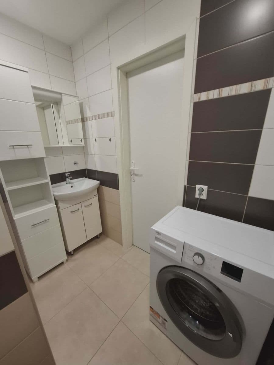 Prenájom bytu 2-izbový 44 m², Vlasákova, Mělník, Středočeský kraj Prenájom bytu 2-izbový 44 m², Vlasákova, Mělník, Středočeský kraj