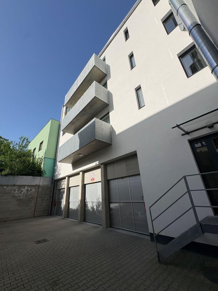 Prenájom garáže 13 m², Šafaříkova, Brno, Jihomoravský kraj Prenájom garáže 13 m², Šafaříkova, Brno, Jihomoravský kraj