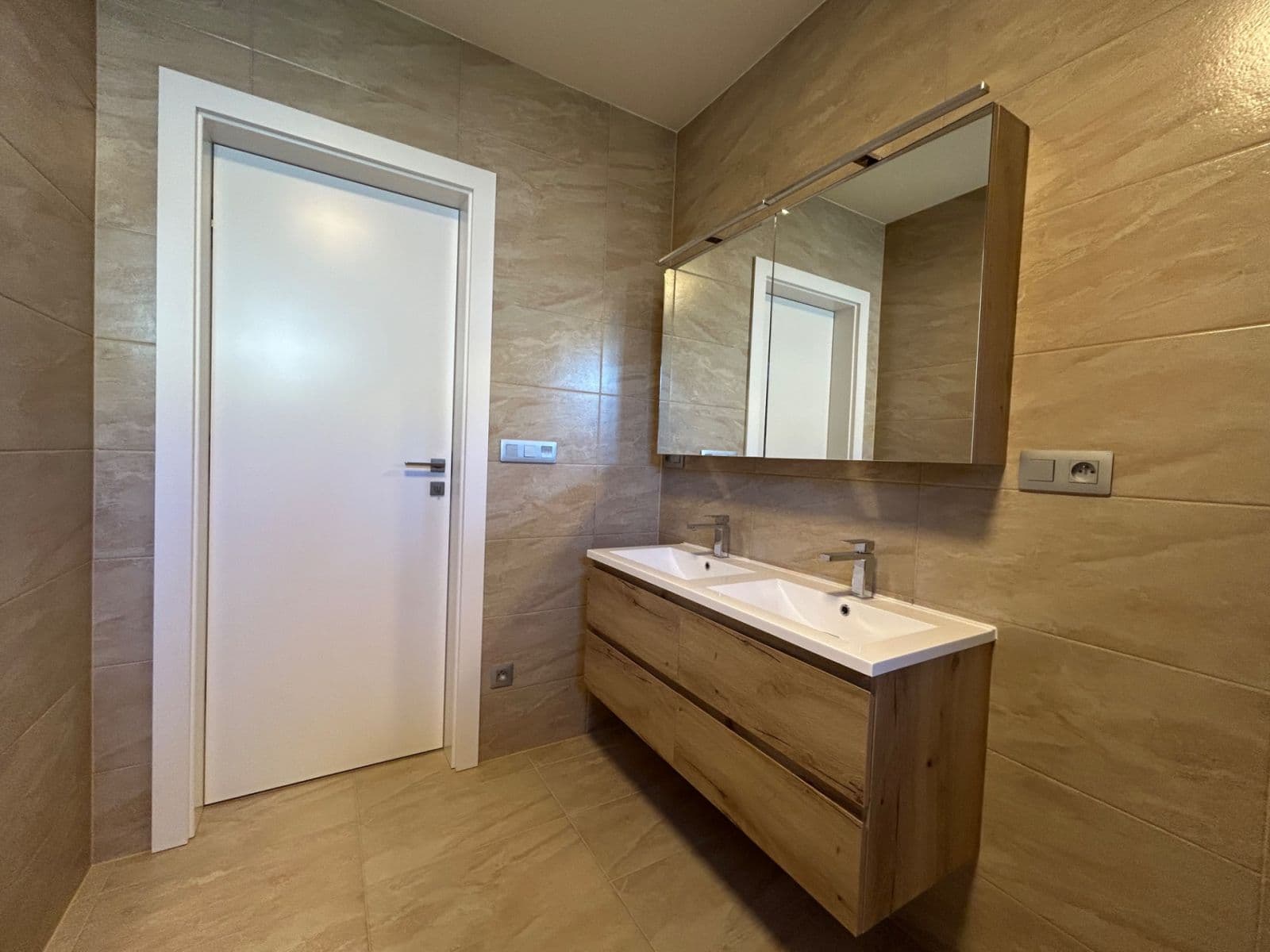 Prenájom bytu 4-izbový 115 m², Šlapanice, Jihomoravský kraj Prenájom bytu 4-izbový 115 m², Šlapanice, Jihomoravský kraj