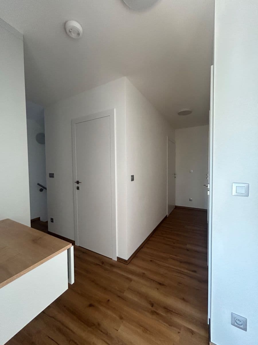Prenájom bytu 4-izbový 102 m², Šlapanice, Jihomoravský kraj Prenájom bytu 4-izbový 102 m², Šlapanice, Jihomoravský kraj