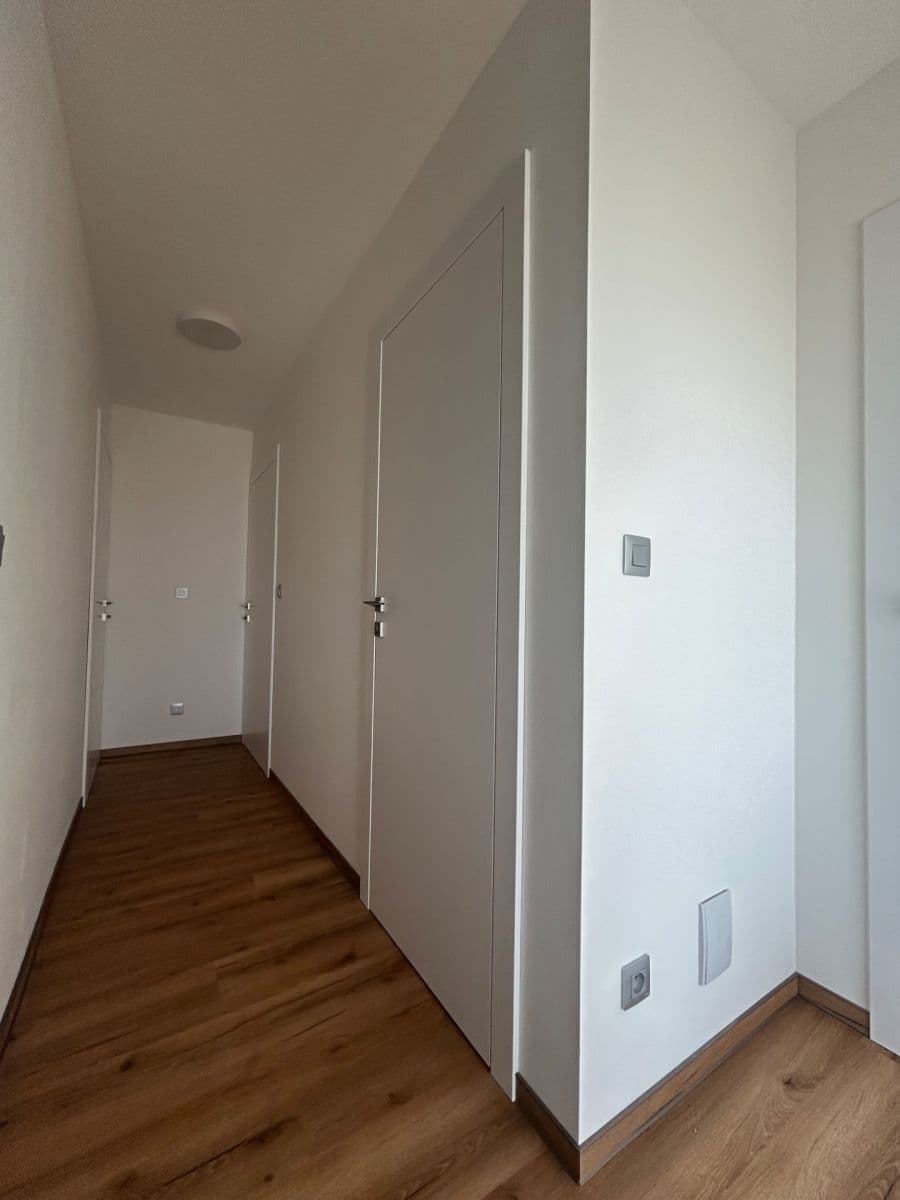Prenájom bytu 4-izbový 102 m², Šlapanice, Jihomoravský kraj Prenájom bytu 4-izbový 102 m², Šlapanice, Jihomoravský kraj