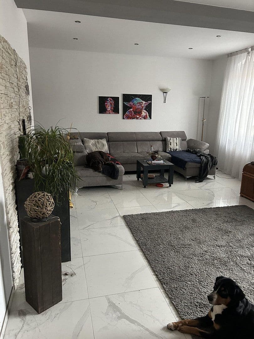 Prenájom bytu 5-izbový 140 m², Brühl, Bádensko-Wurttembersko Prenájom bytu 5-izbový 140 m², Brühl, Bádensko-Wurttembersko