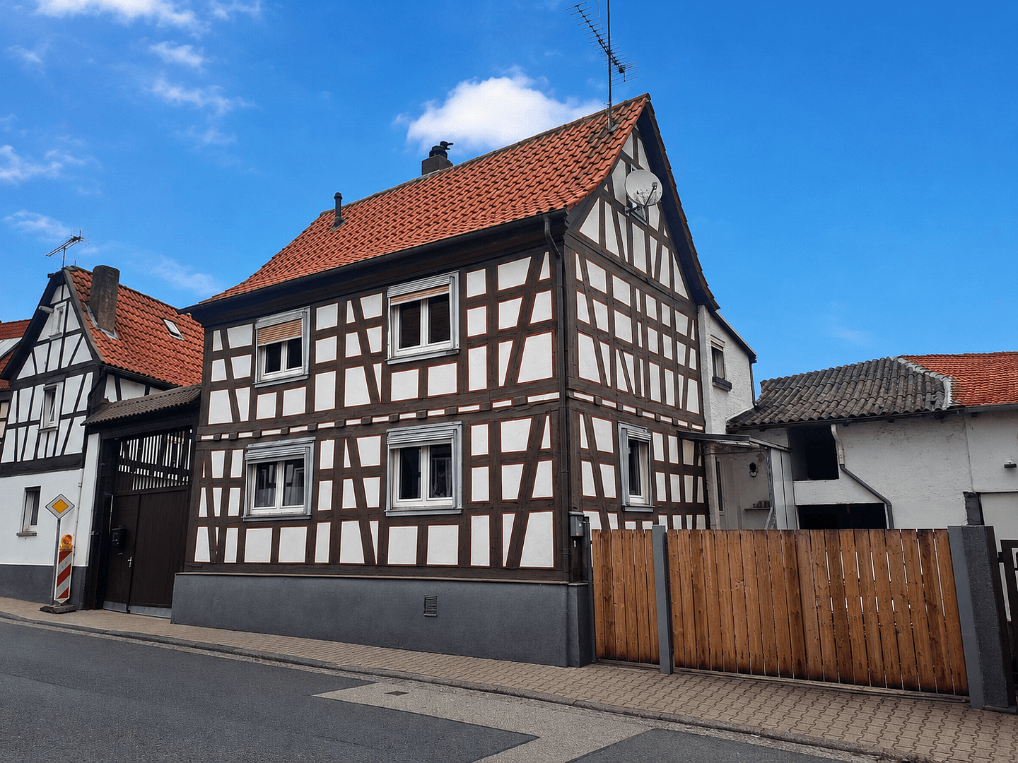 Predaj domu 75 m², pozemek 106 m², Hauptstraße, Hammersbach, Hesensko Predaj domu 75 m², pozemek 106 m², Hauptstraße, Hammersbach, Hesensko
