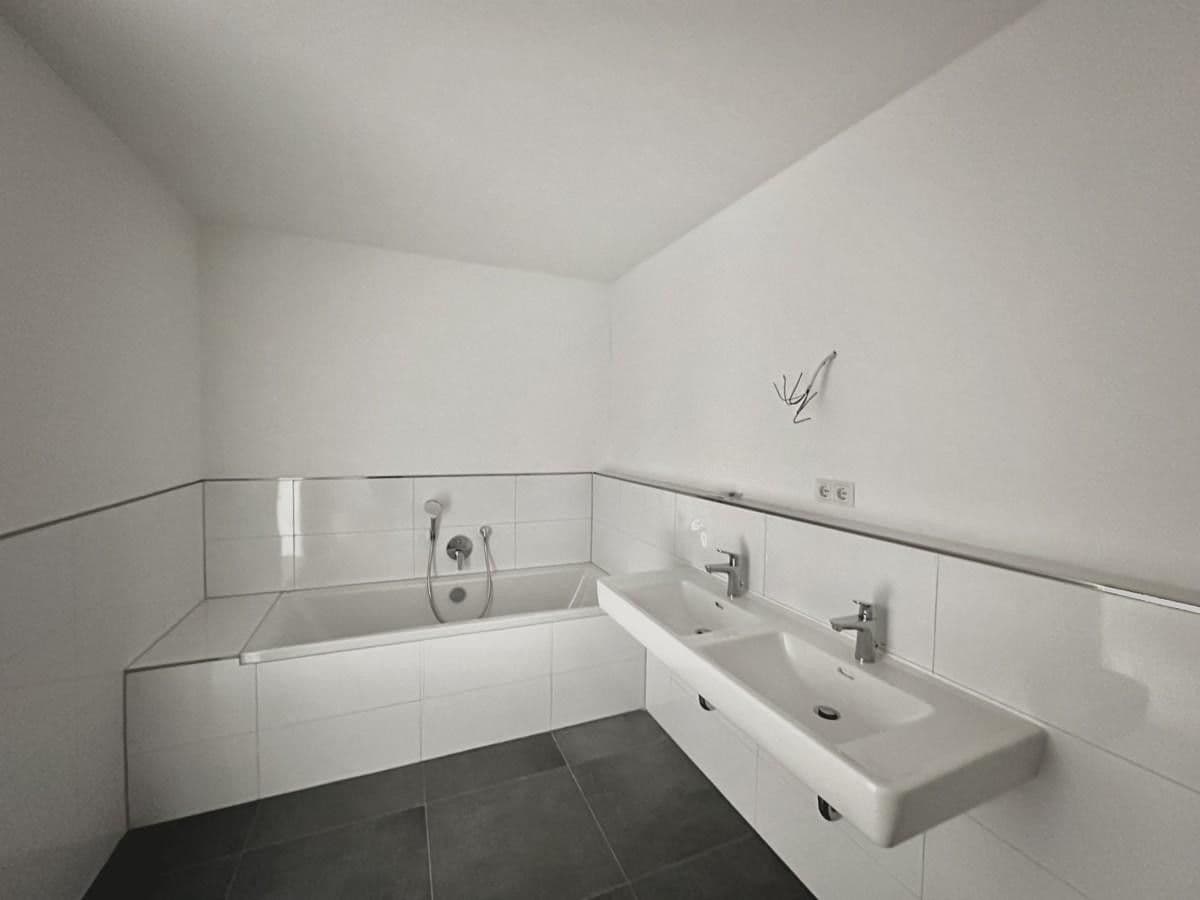 Prenájom bytu 4-izbový 121 m², Kieselbronn, Bádensko-Wurttembersko Prenájom bytu 4-izbový 121 m², Kieselbronn, Bádensko-Wurttembersko