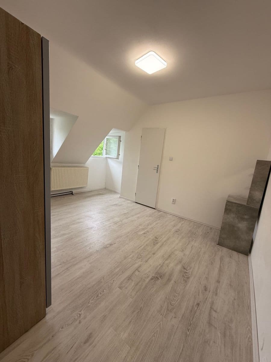Prenájom bytu 3-izbový 60 m², Na Samotě, Praha, Praha Prenájom bytu 3-izbový 60 m², Na Samotě, Praha, Praha