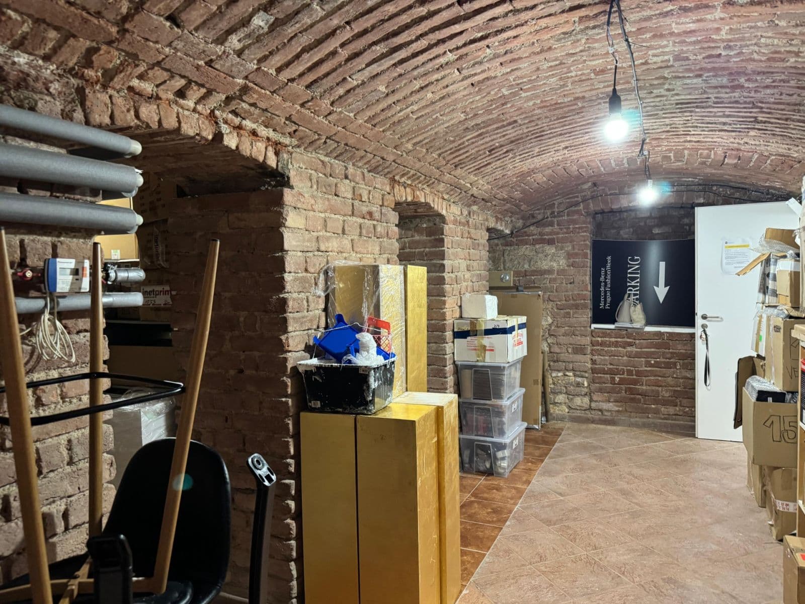 Predaj nebytového priestoru 292 m², Tusarova, Praha, Praha Predaj nebytového priestoru 292 m², Tusarova, Praha, Praha